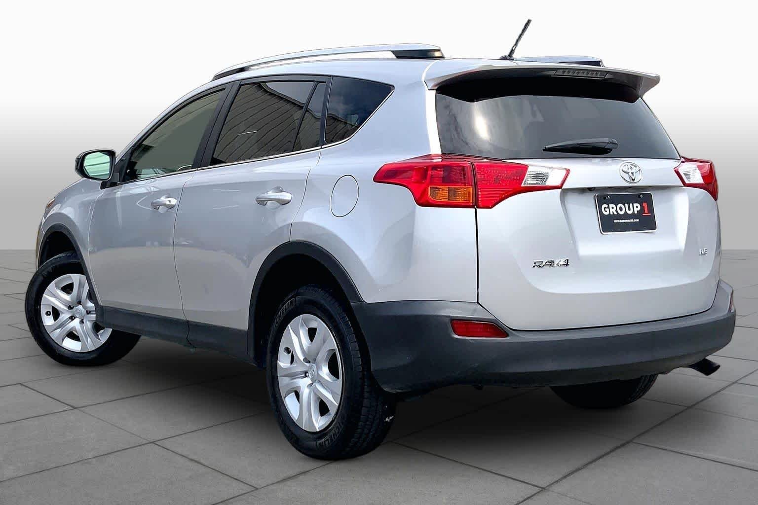 Used 2013 Classic Silver Metallic Toyota LE image 12