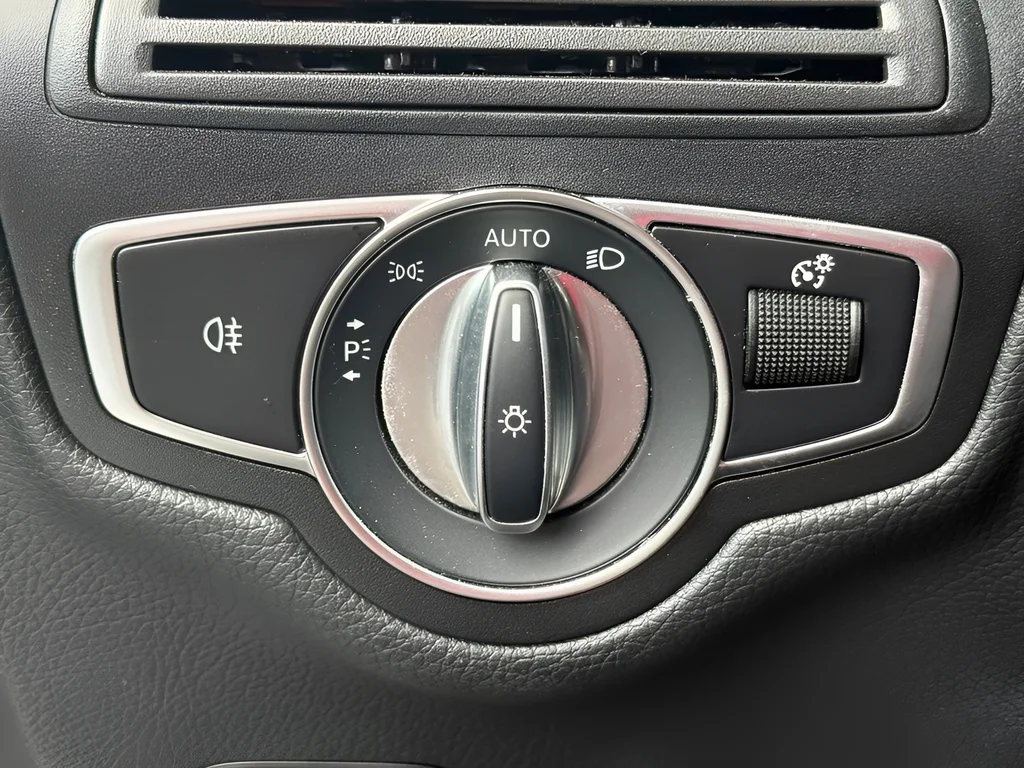 Used 2022  Mercedes-Benz GLC 300 image 25
