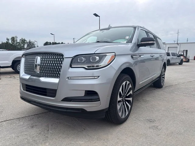 Used 2023 Silver Lincoln Reserve image 1