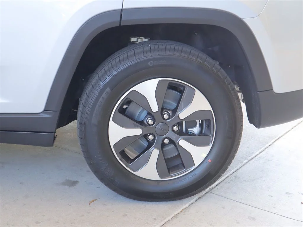 New 2023 Silver Jeep 4xe image 28