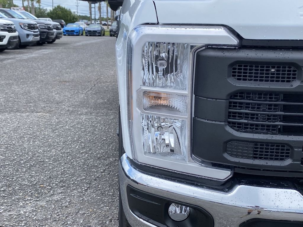 New 2025 Oxford White Ford F-350® XL image 11