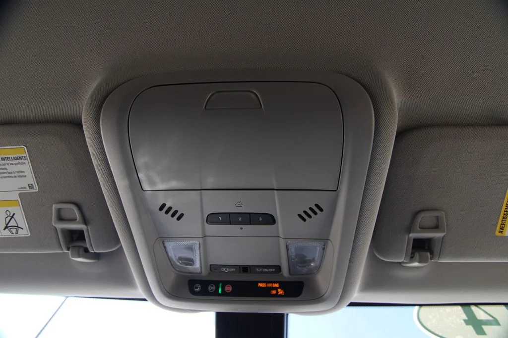 Used 2024 White GMC SLT image 30