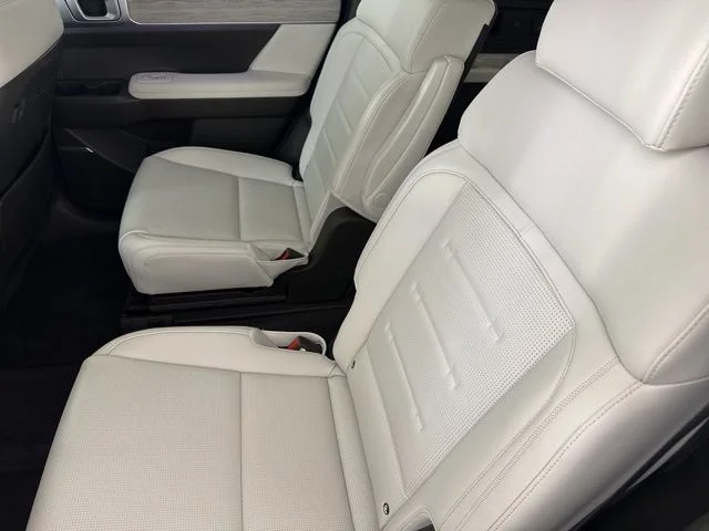 Used 2025 White Hyundai Calligraphy image 27