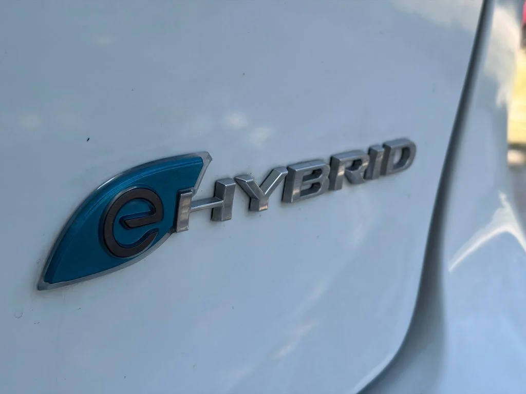 Used 2023 Bright White Clearcoat Chrysler Limited image 33