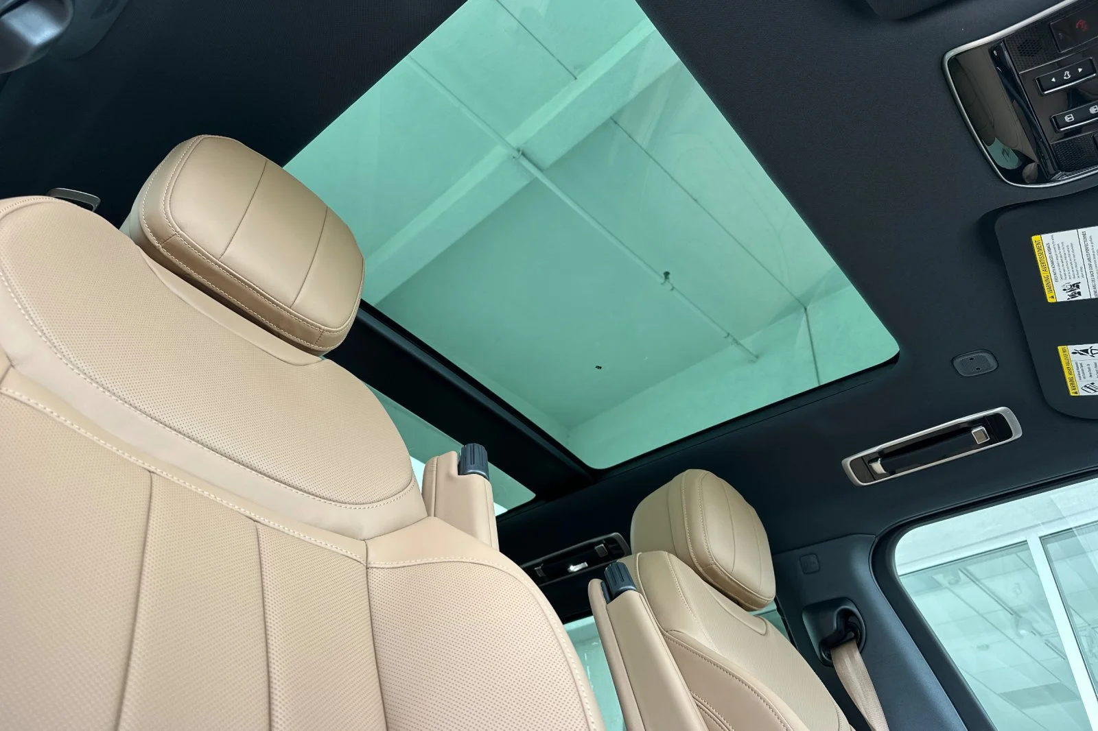 New 2026 Fuji White Land Rover SE image 17