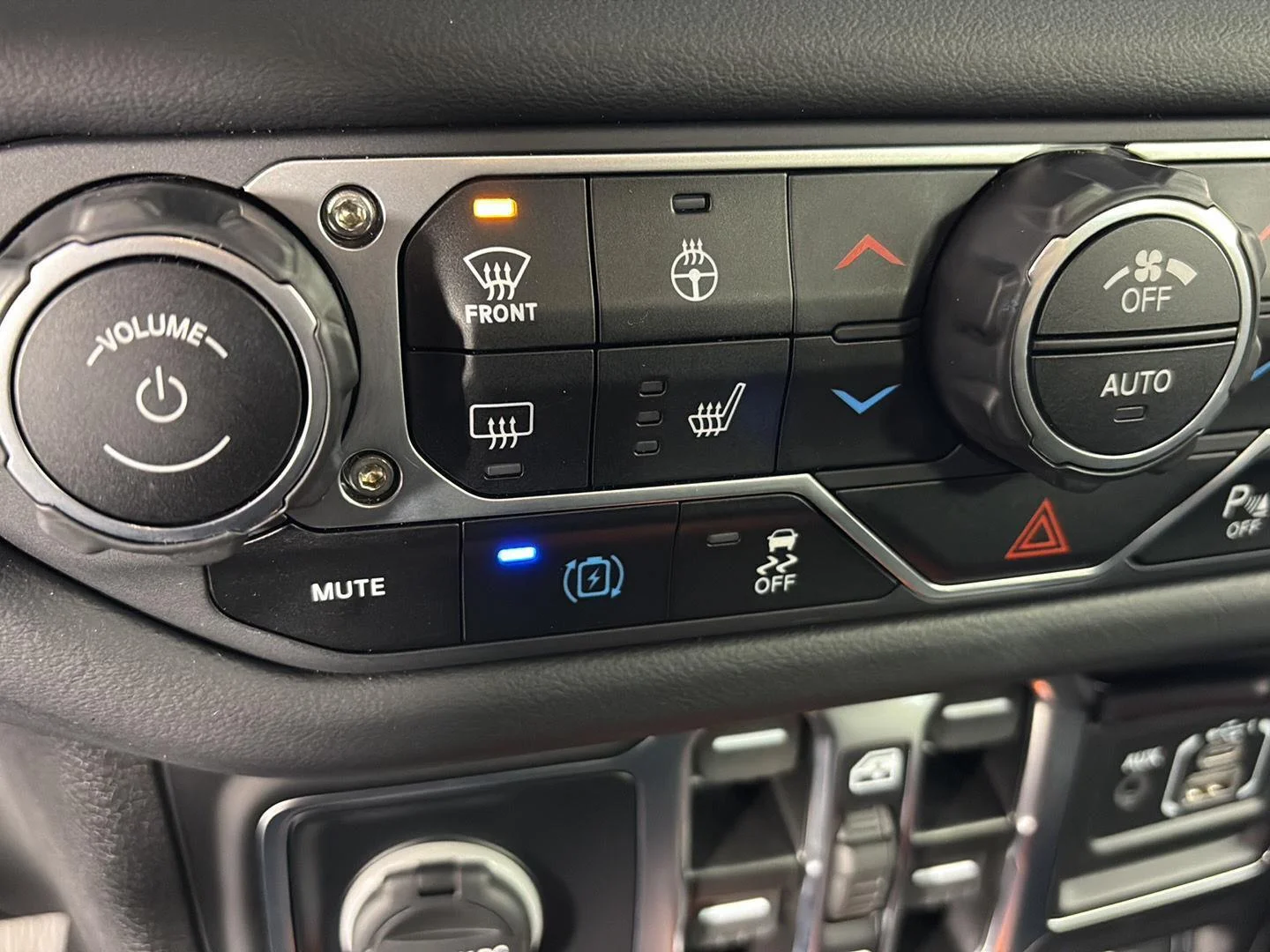 Used 2025 Bright White Clearcoat Jeep Rubicon X image 39