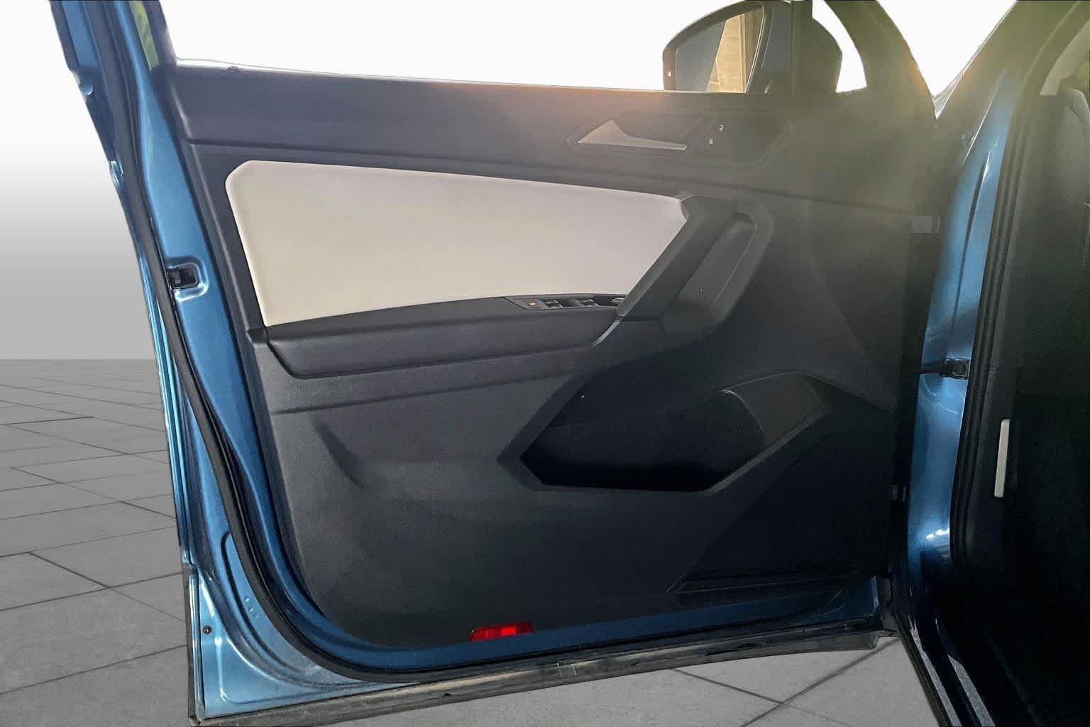 Used 2019 Silk Blue Metallic Volkswagen SE image 20