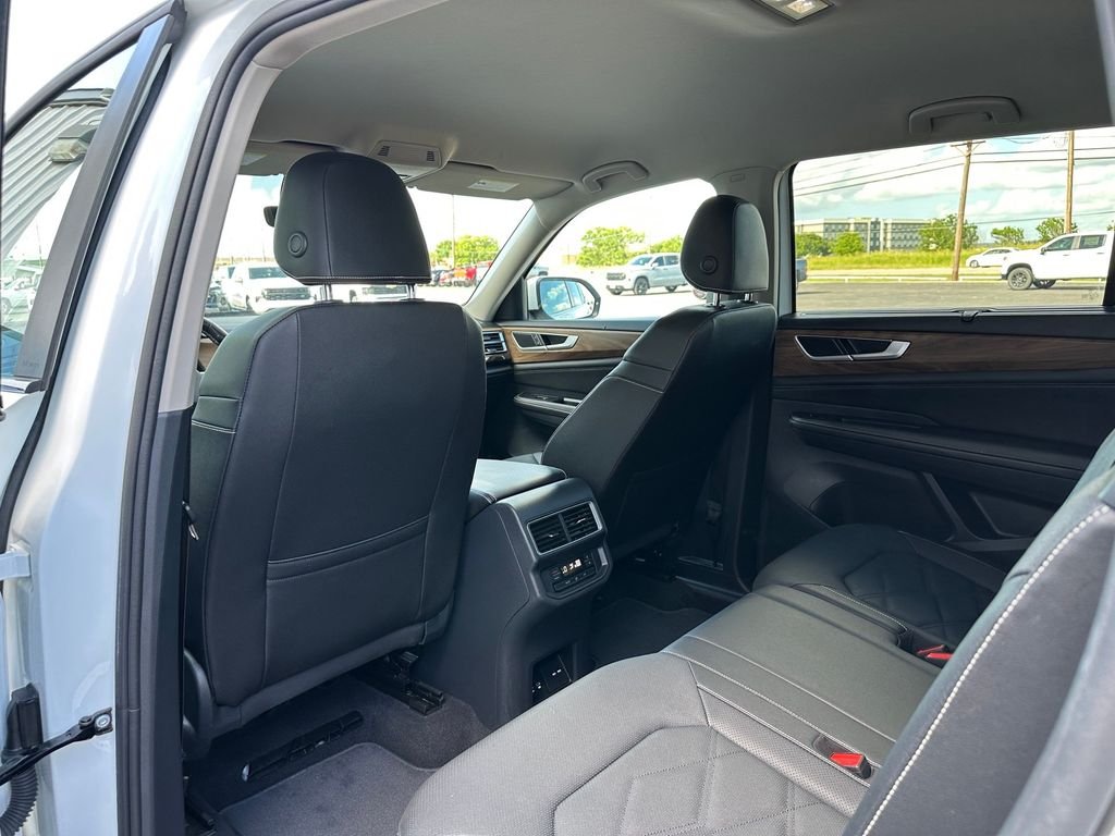 Used 2025  Volkswagen 2.0T SE w/Technology image 25