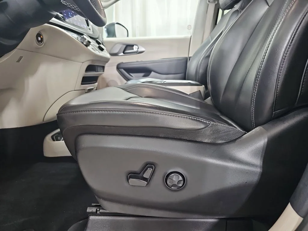 2023 Chrysler Pacifica Hybrid Touring L - Photo 35