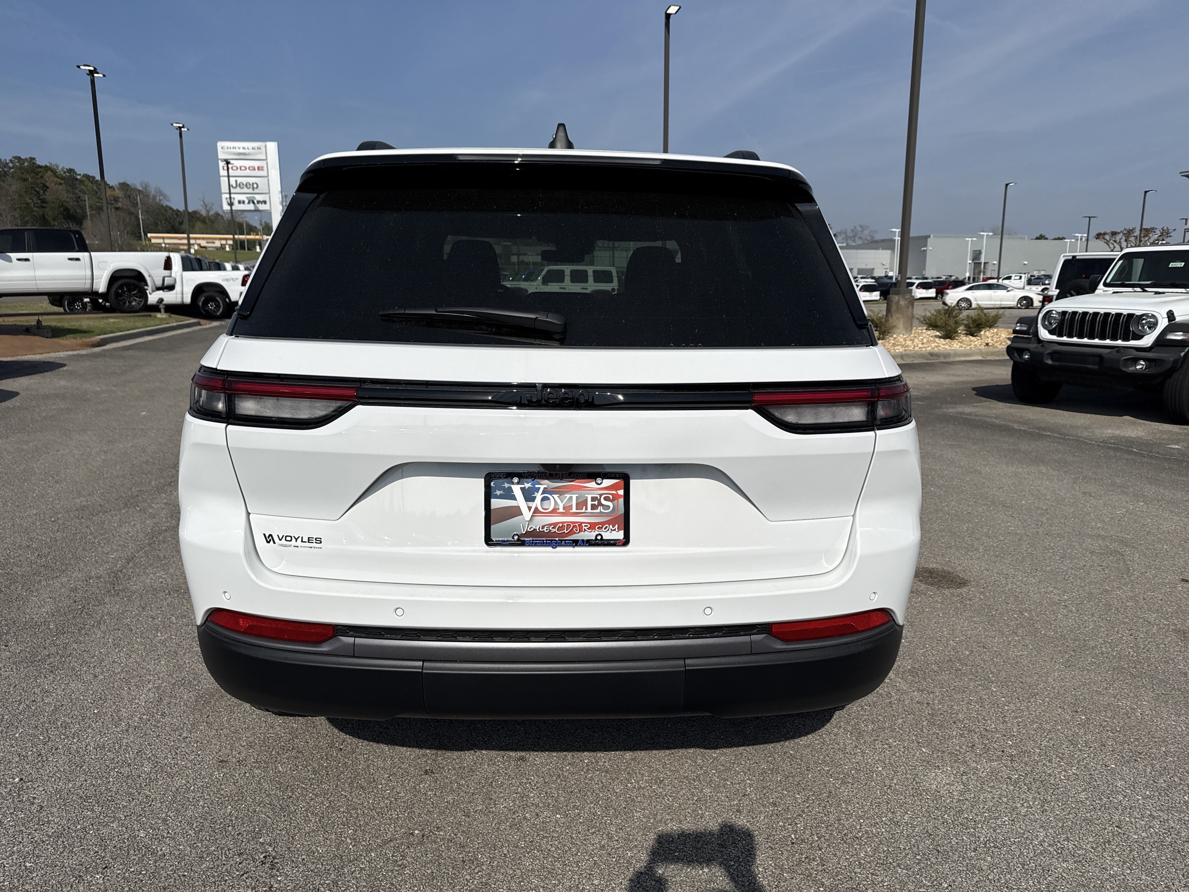New 2026 Bright White Clear-Coat Exterior Paint Jeep Altitude image 6