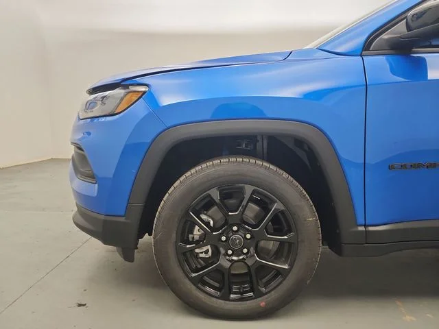New 2026 Hydro Blue Pearl-Coat Exterior Paint Jeep Latitude image 19