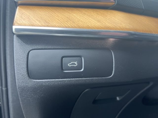 Used 2023 Black Volvo B6 Plus 6-Seater image 22