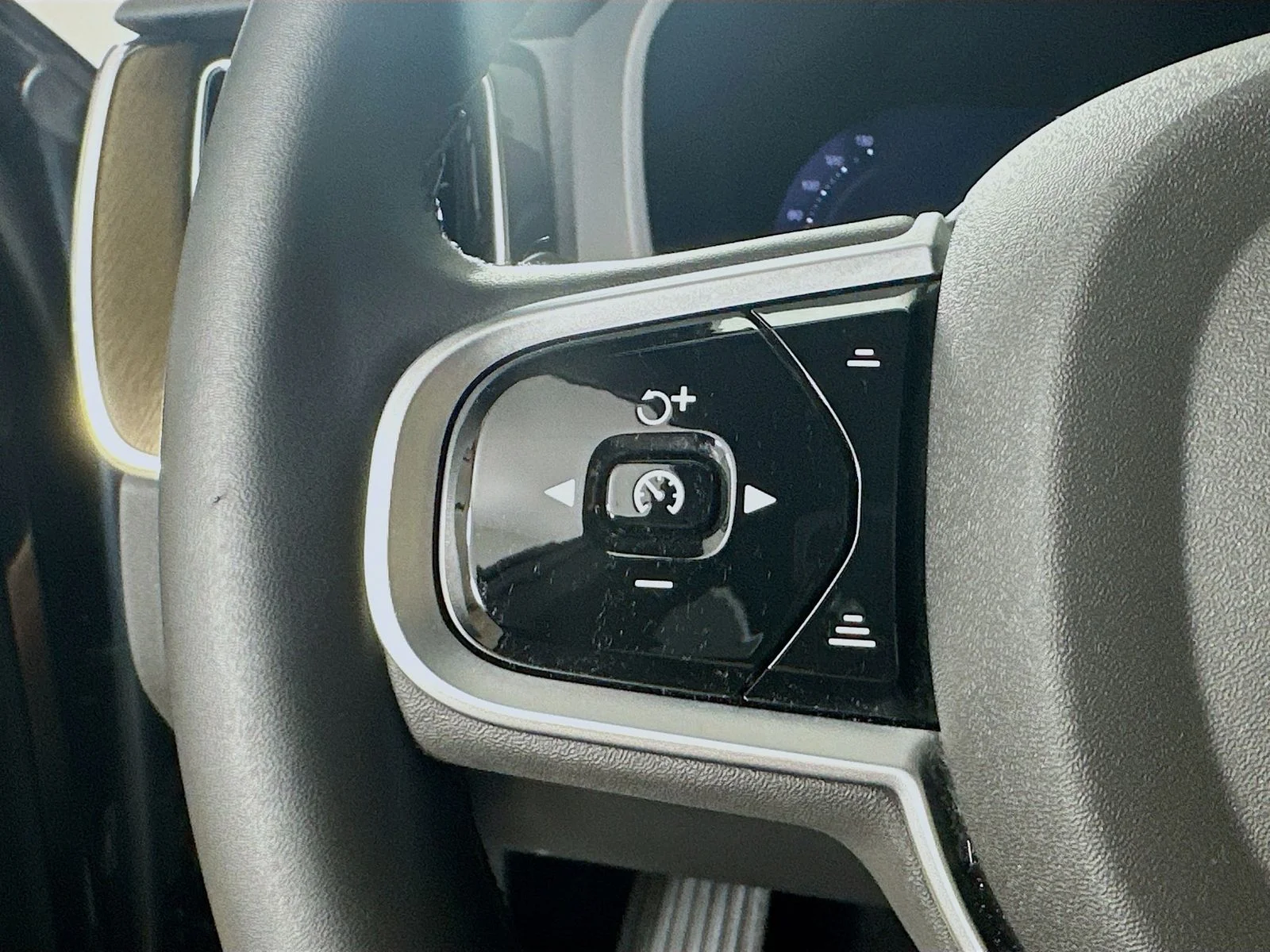 2026 Volvo XC60 Plus - Photo 18
