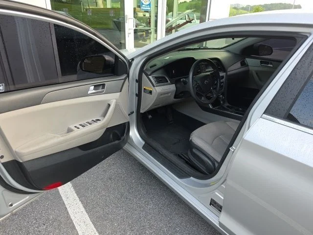Used 2015 Silver Hyundai SE image 14