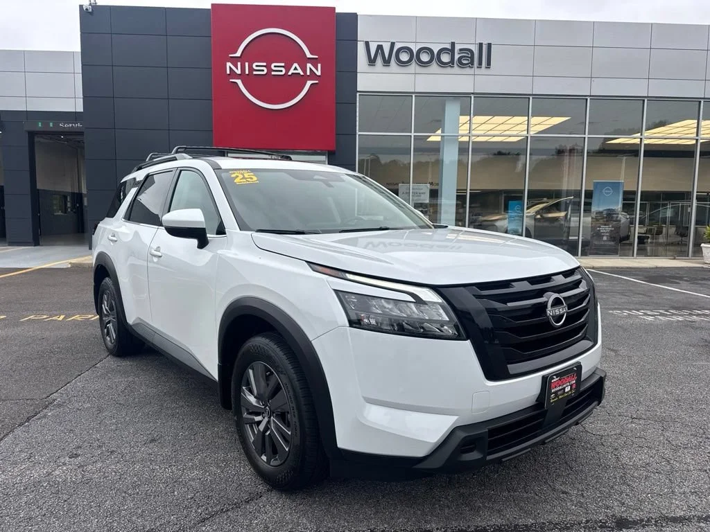 Used 2025 Everest White Nissan SV image 1