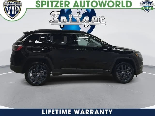 New 2026 Diamond Black Crystal Pearl-Coat Exterior Paint Jeep Latitude image 3