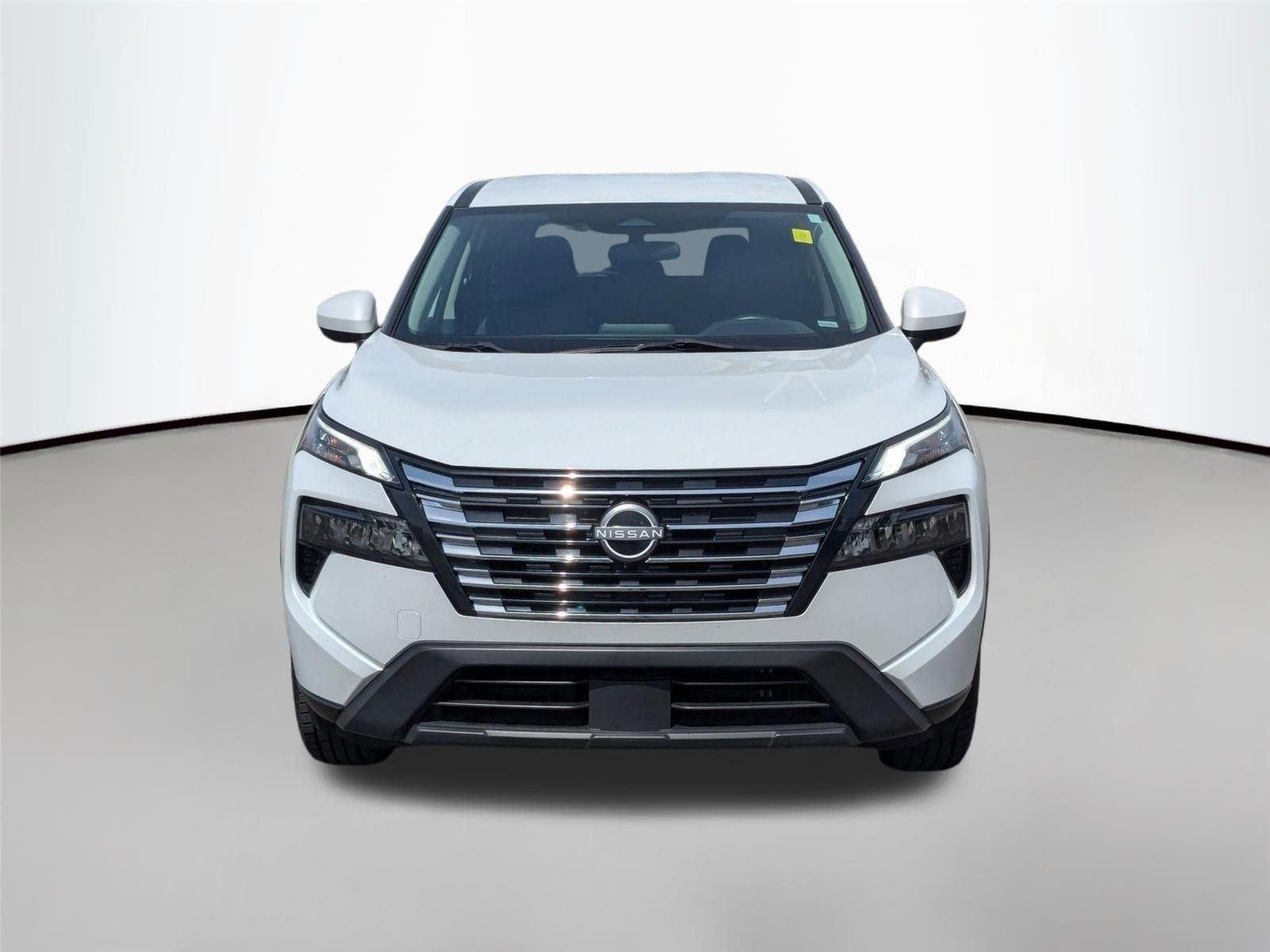 Used 2024 Everest White Pearl Nissan SV image 3