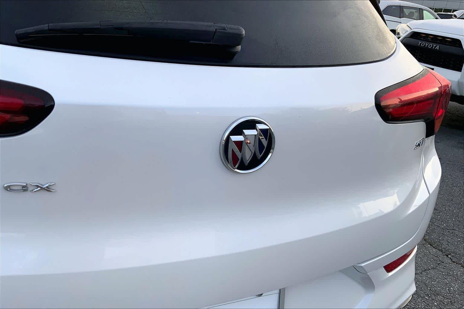 Used 2022 White Frost Tricoat Buick Select image 10