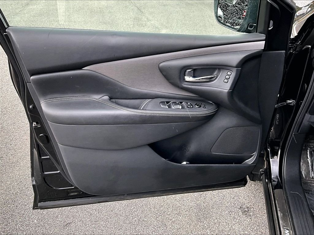 Used 2021 Black Nissan SL image 9
