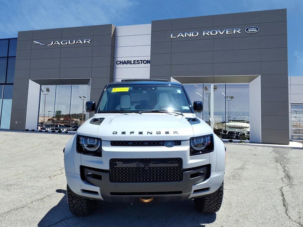 New 2026 Borasco Grey Metallic Land Rover OCTA image 8