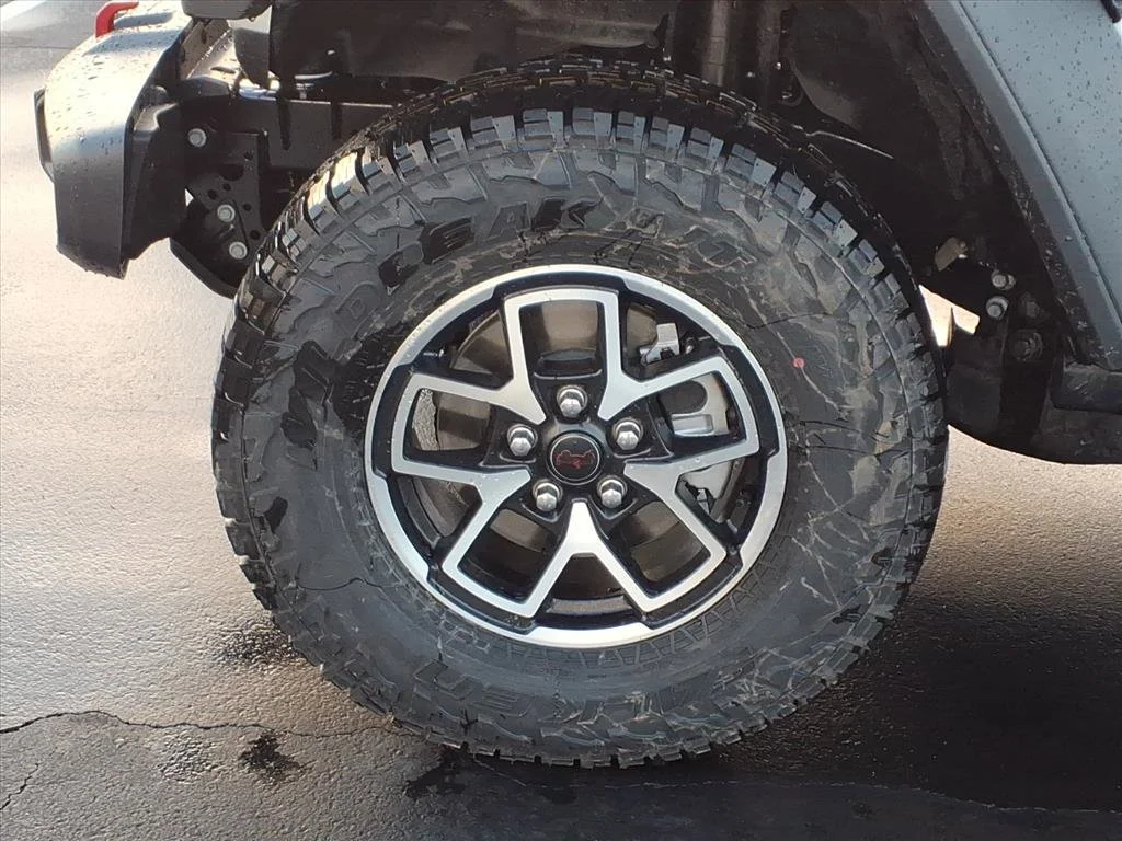 New 2026 Bright White Clear-Coat Exterior Paint Jeep Rubicon image 20
