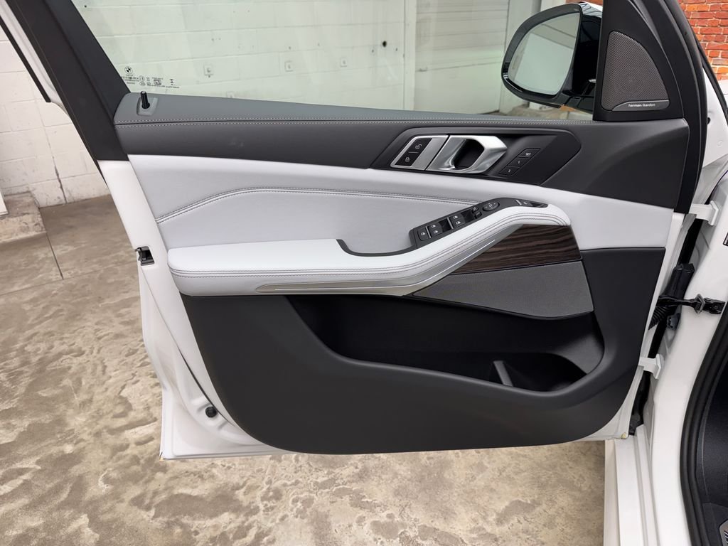 New 2026 White BMW xDrive40i image 10