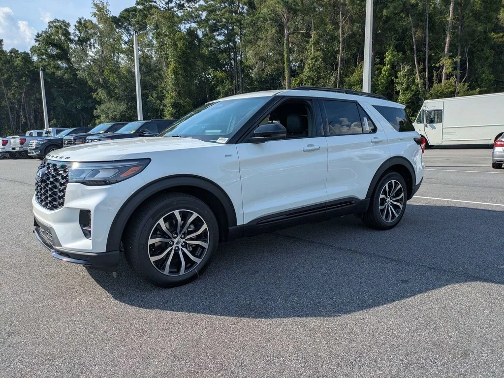 New 2026 Star White Metallic Tri-Coat Ford ST-Line image 8