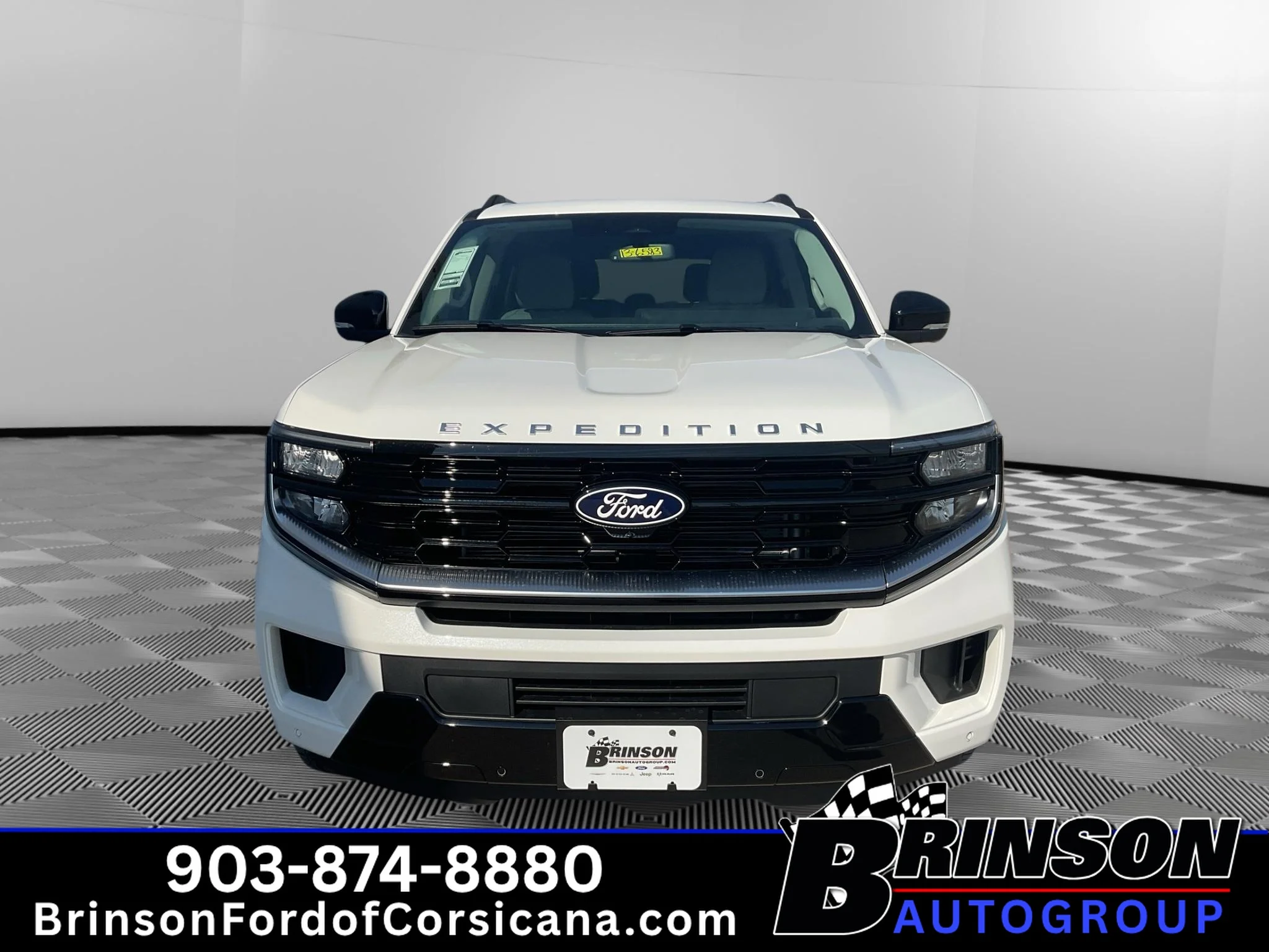 New 2027 Star White Metallic Tri-Coat Ford Platinum image 2
