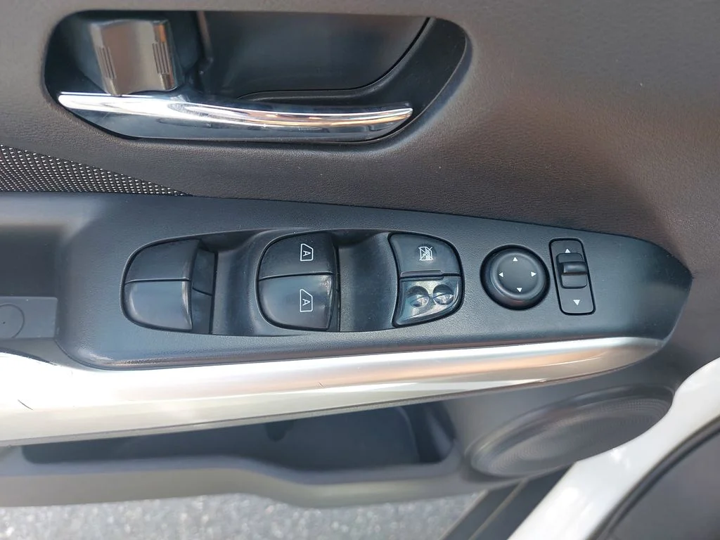 Used 2020 White Nissan SV image 27