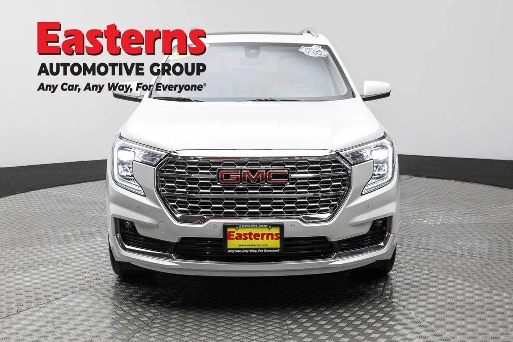 Used 2023 White GMC Denali image 2