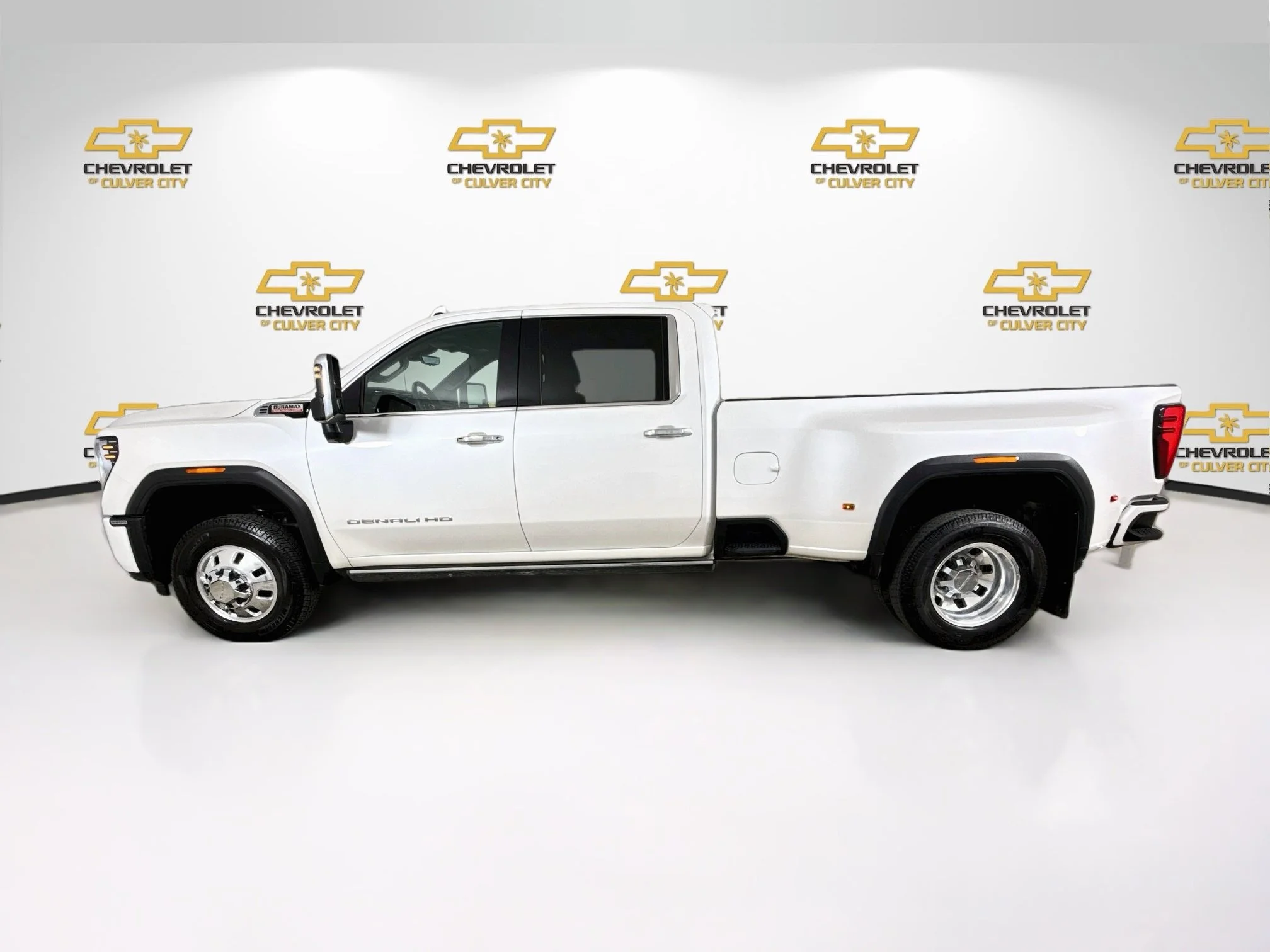 Used 2024 White Frost Tricoat GMC Denali DRW image 5
