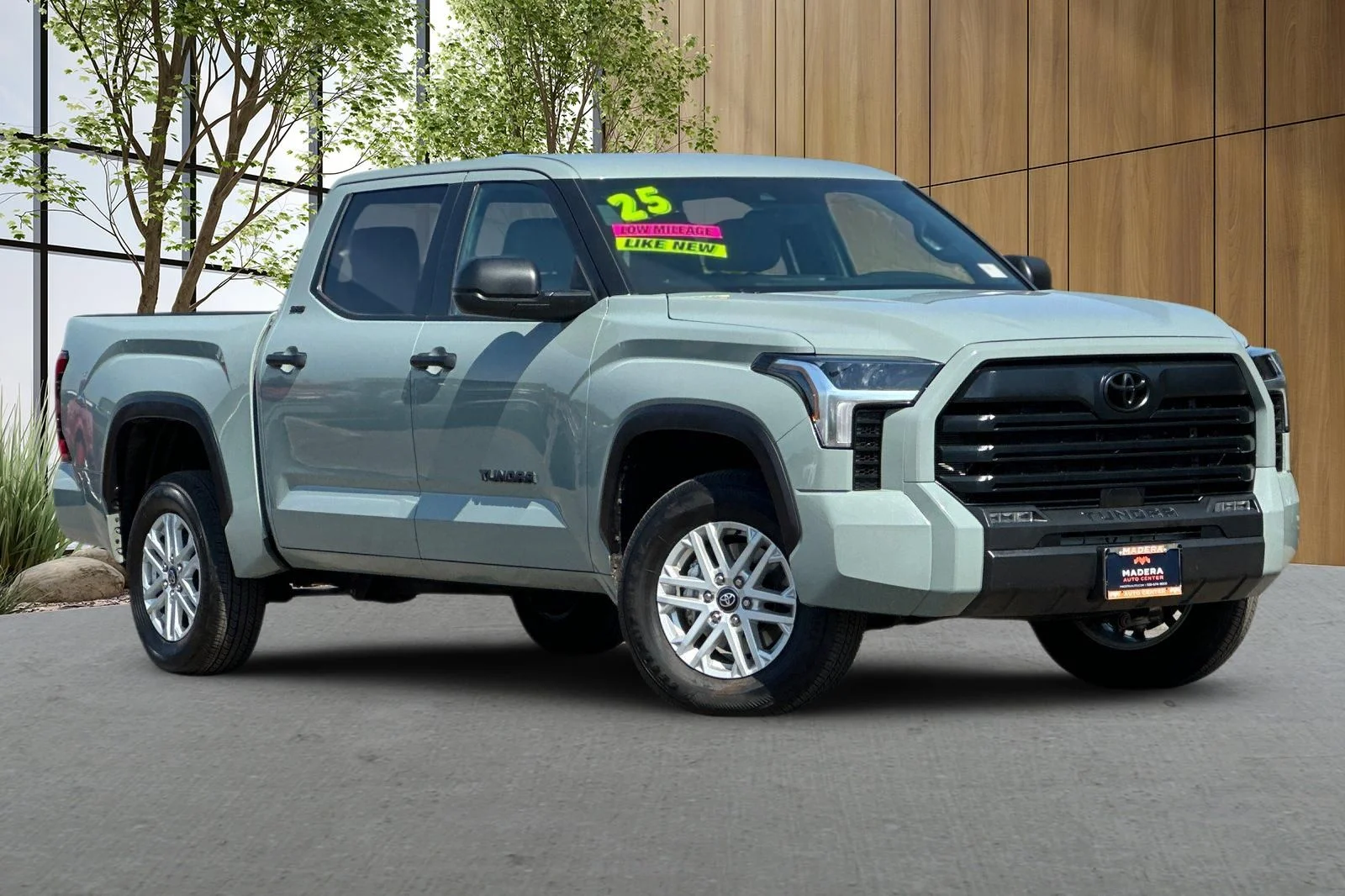 Used 2025  Toyota SR5 image 1