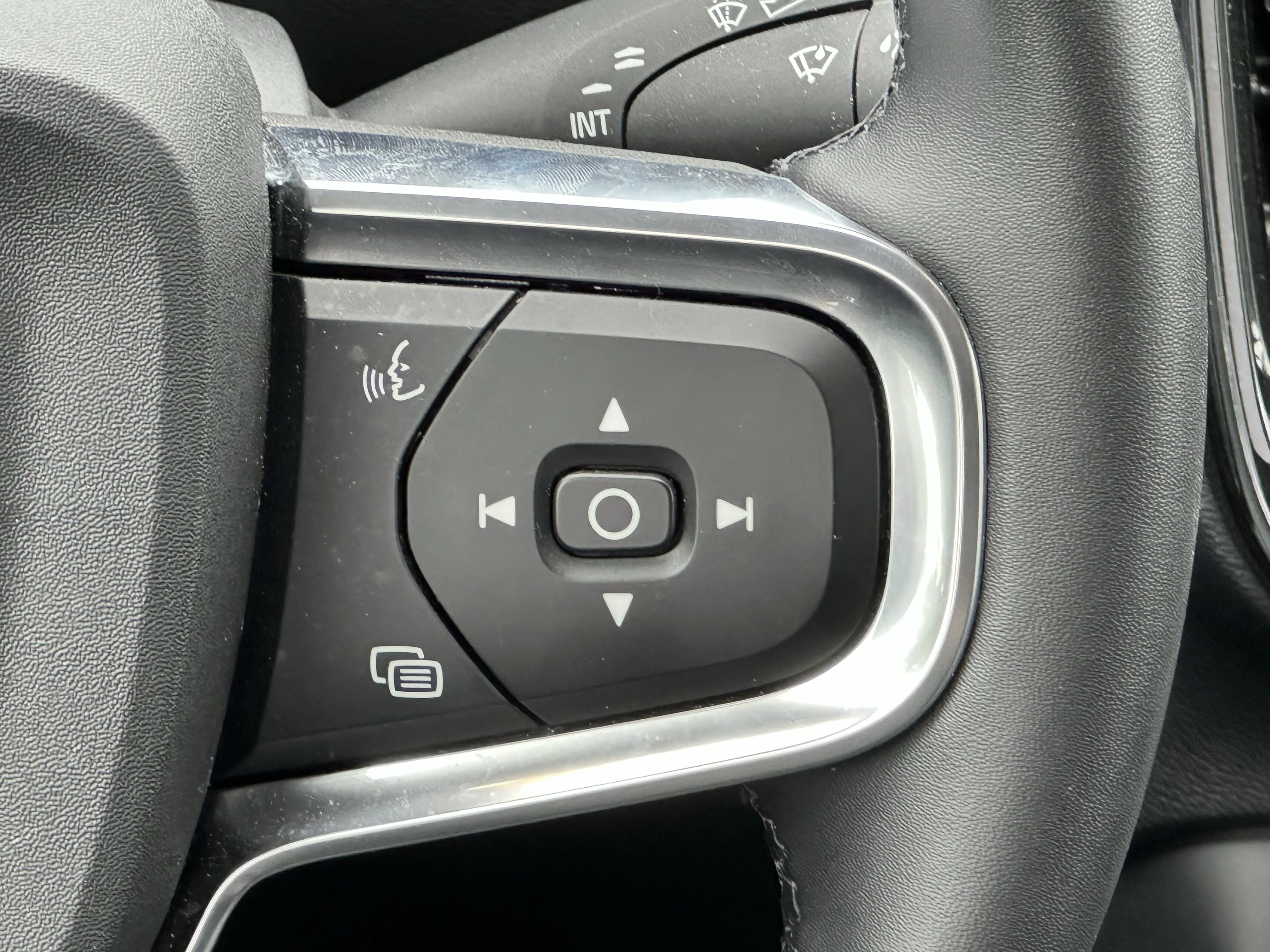 Certified Used 2025  Volvo Core Bright Theme image 13