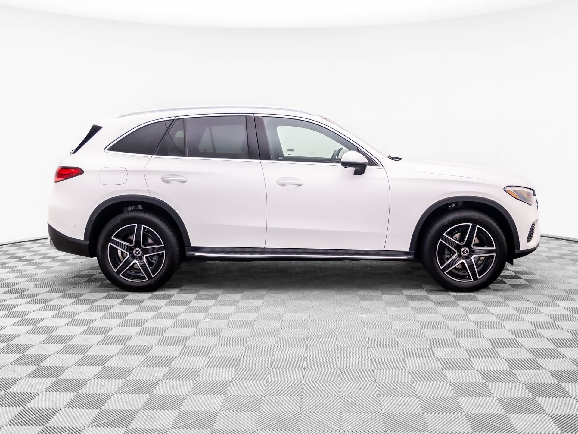 New 2027 Polar White Mercedes-Benz GLC 300 image 6