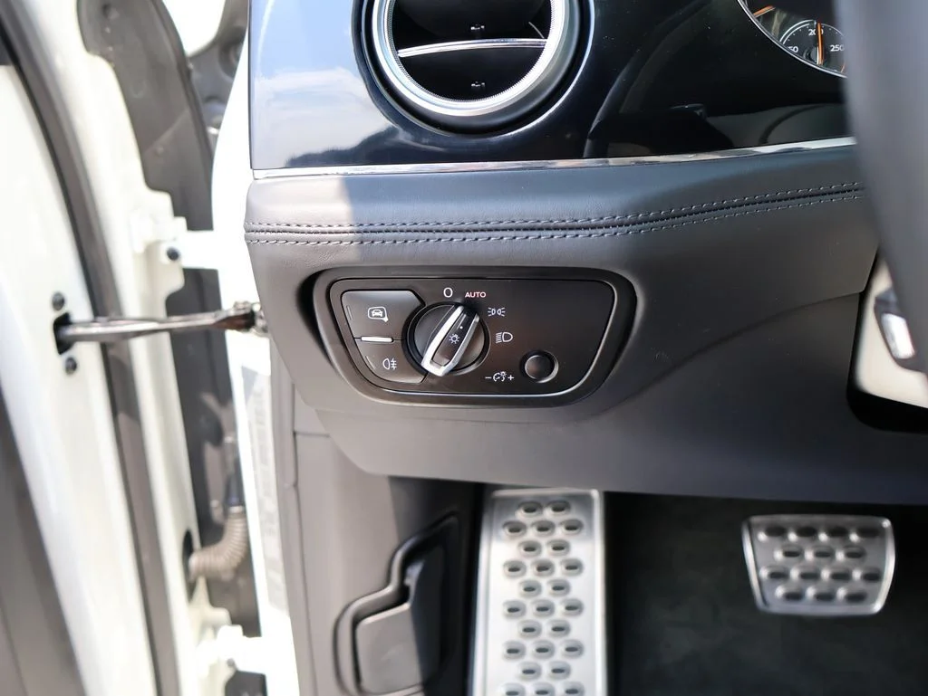 Used 2018 Glacier White Bentley W12 image 35