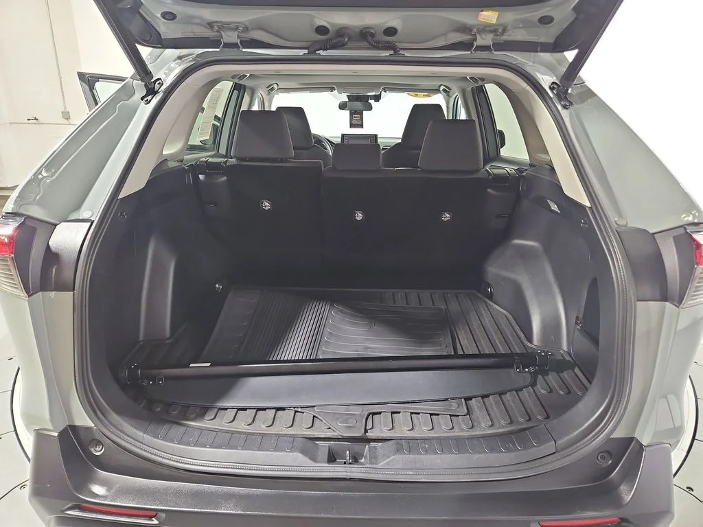 Used 2021  Toyota XLE image 23