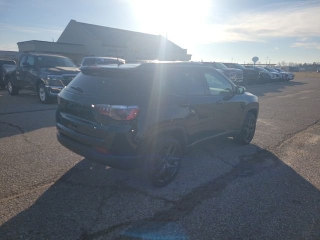 New 2026 Diamond Black Crystal Pearlcoat Jeep Latitude image 20