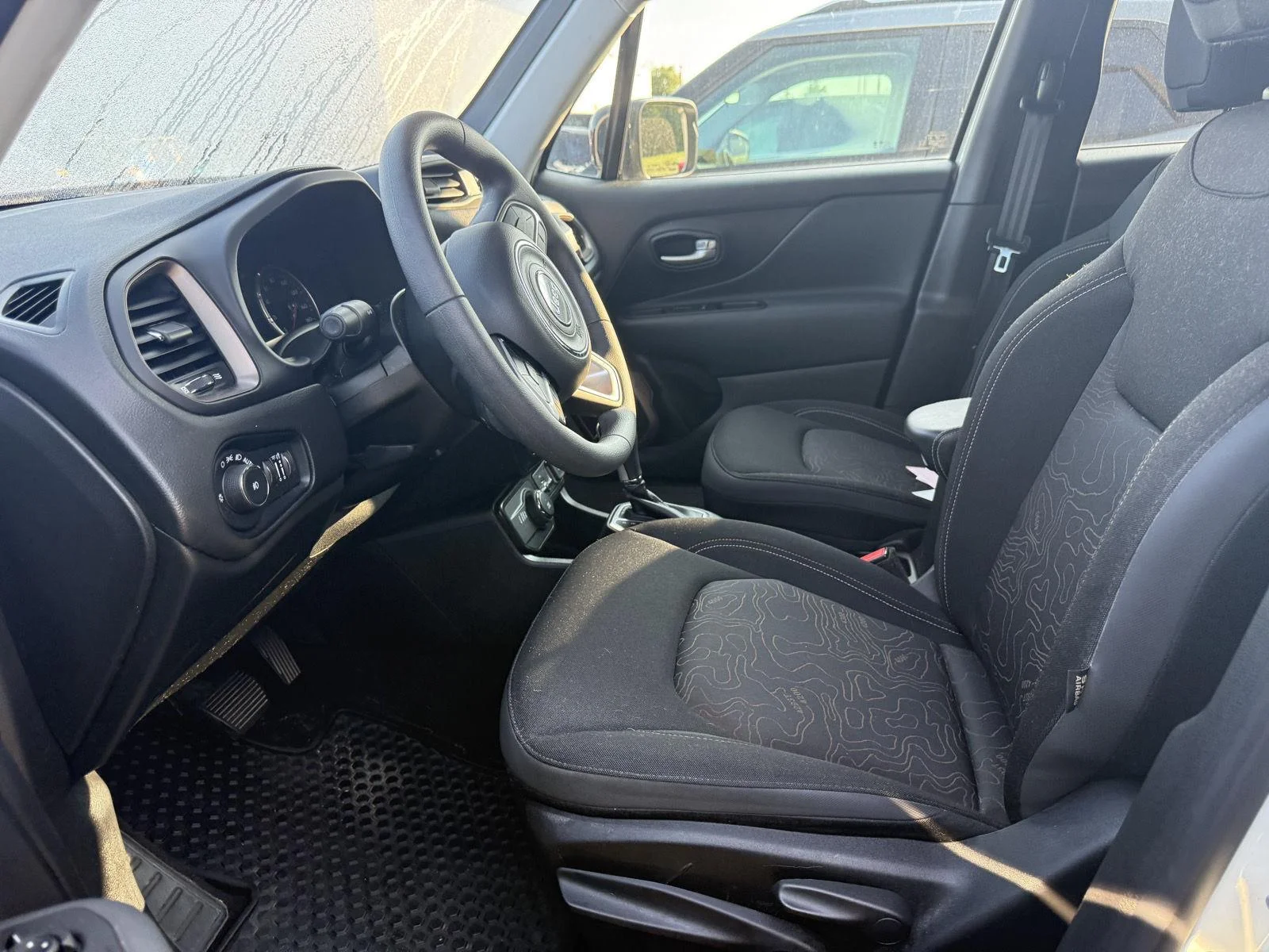 Used 2023  Jeep Upland image 9