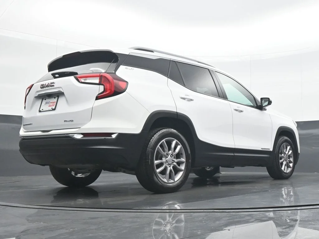 Used 2024 White GMC SLT image 31