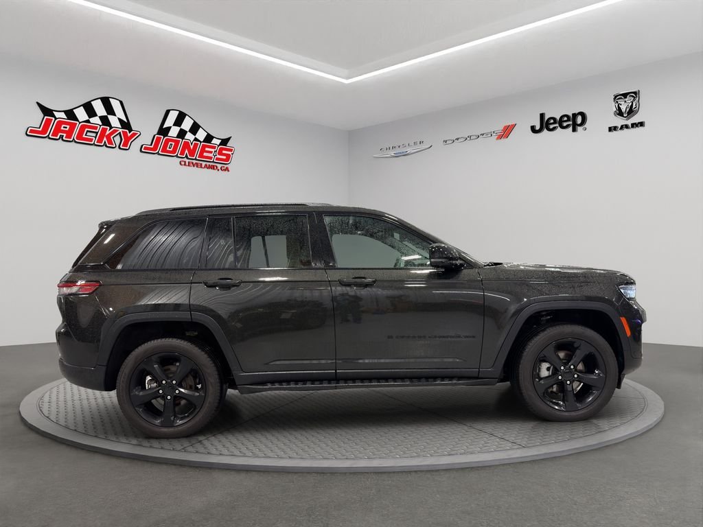 Used 2024 Rocky Mountain Pearlcoat Jeep Limited image 12