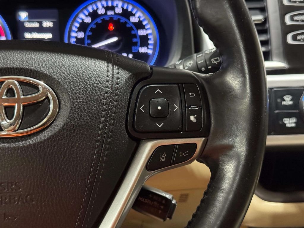 Used 2019 White Toyota XLE image 16
