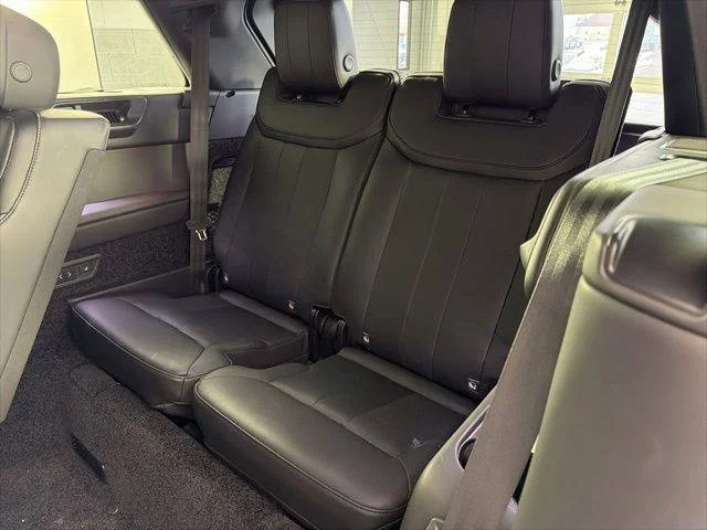 Used 2026  Land Rover SE image 12