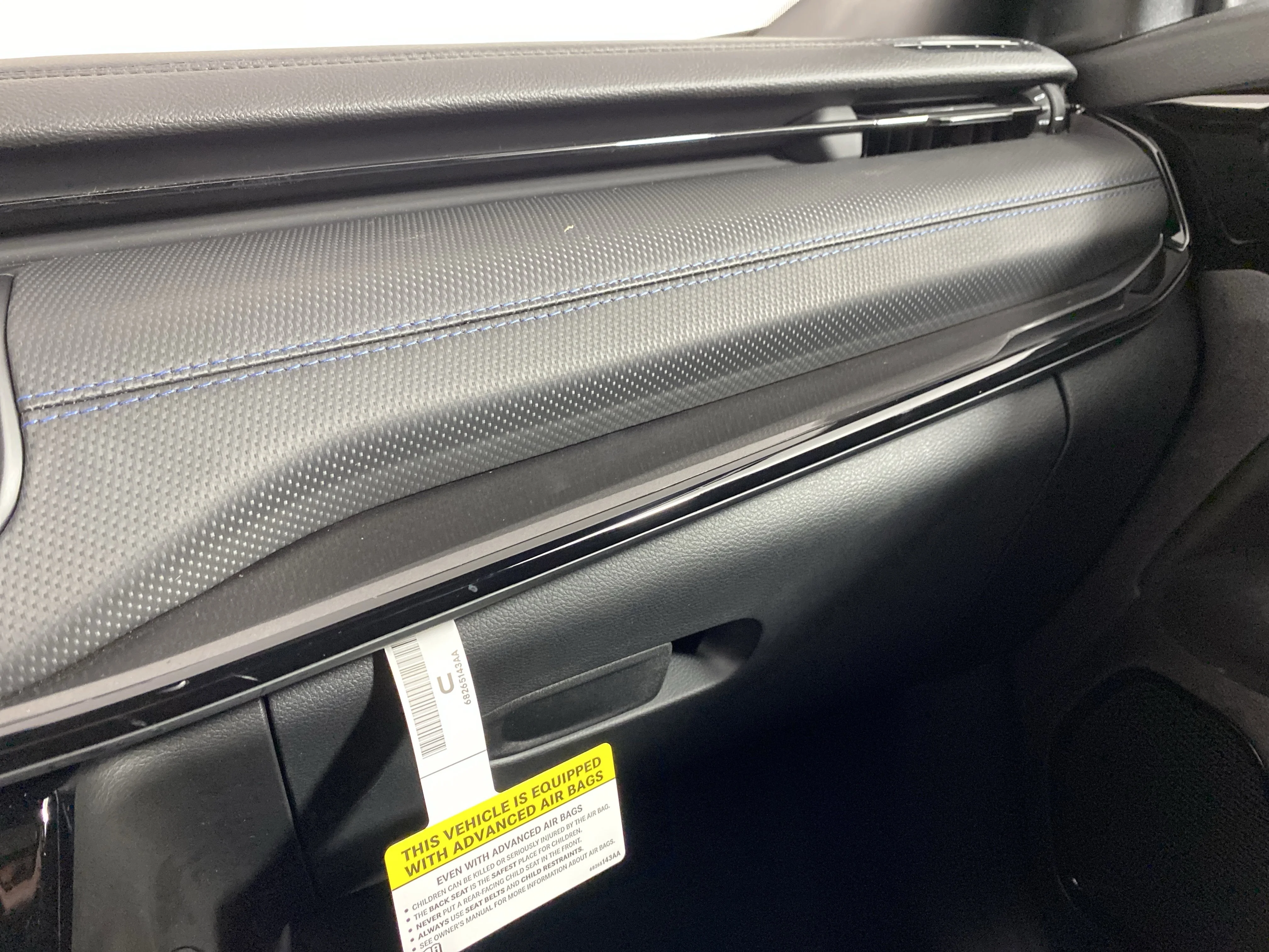 New 2026 Bright White Clear-Coat Exterior Paint Jeep Latitude image 28