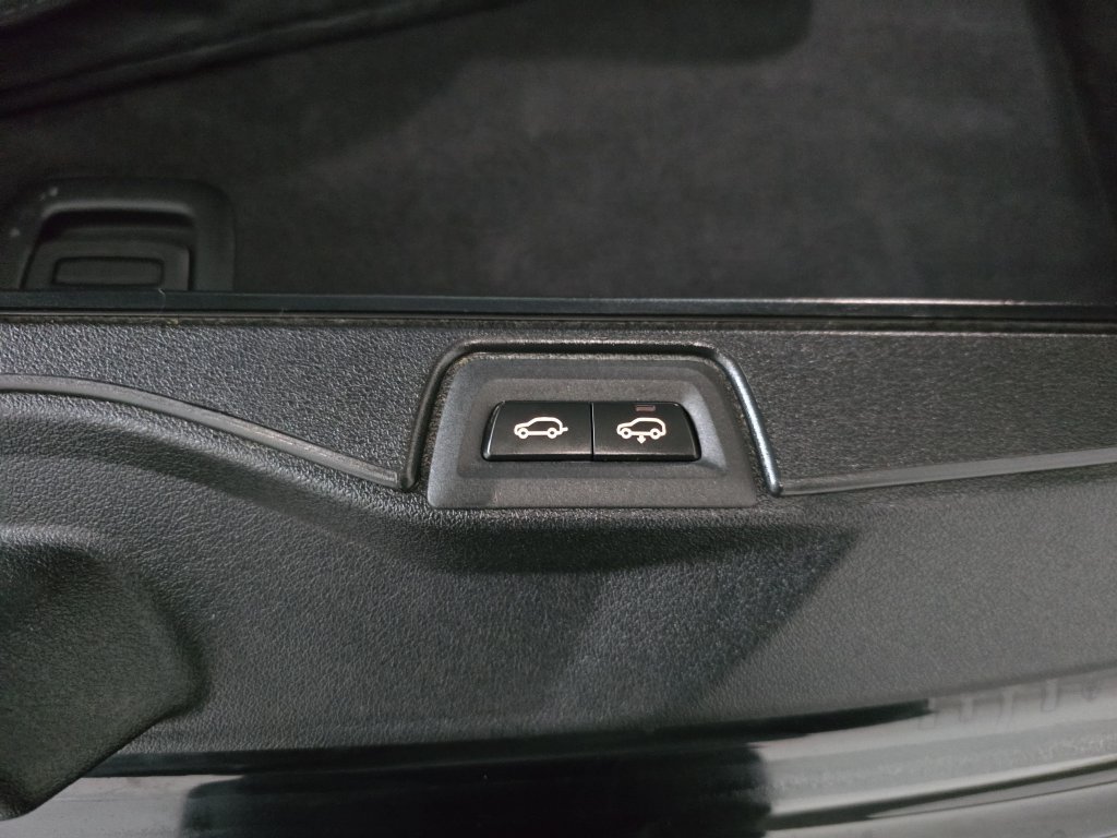 Used 2025 Black Sapphire Metallic BMW xDrive40i image 16