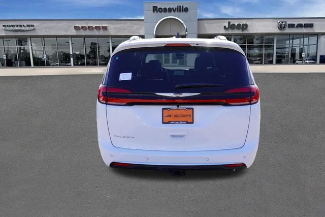 New 2026 Bright White Clear-Coat Exterior Paint Chrysler Pinnacle image 5