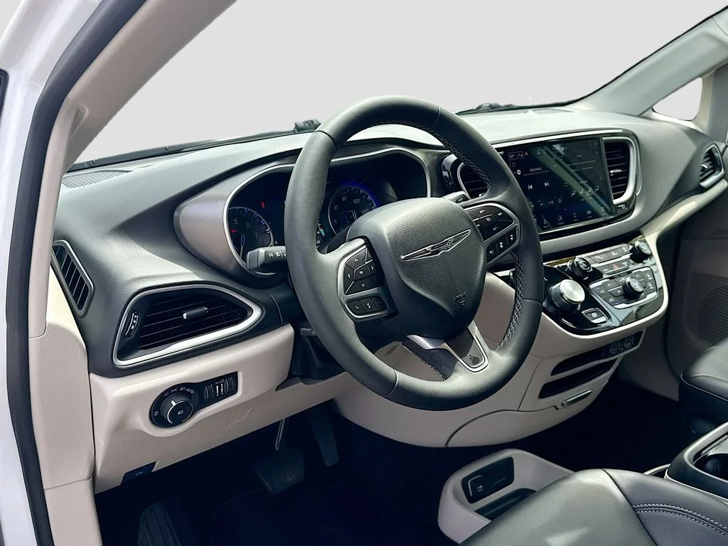 Used 2024 Bright White Clearcoat Chrysler Touring L image 31