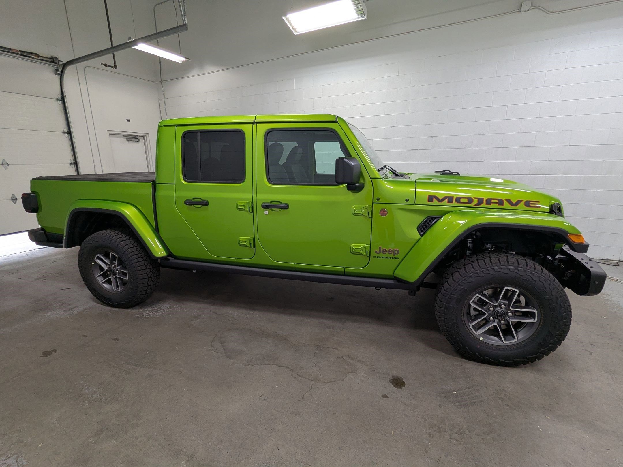 New 2025 Mojito Exterior Paint Jeep Mojave X image 3