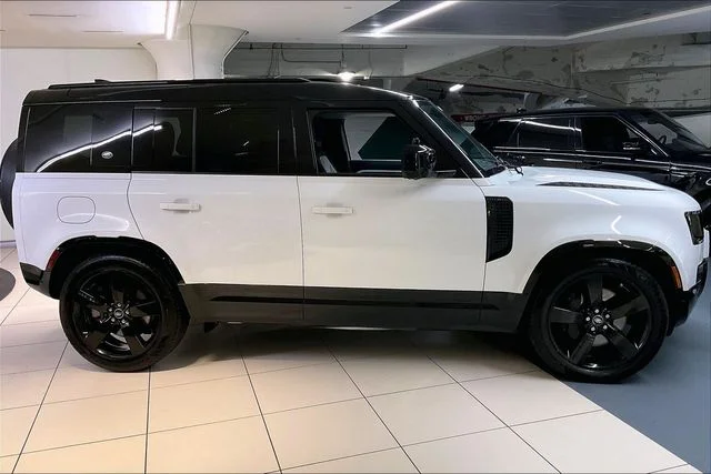 Certified Used 2024 White Land Rover X-Dynamic SE image 9