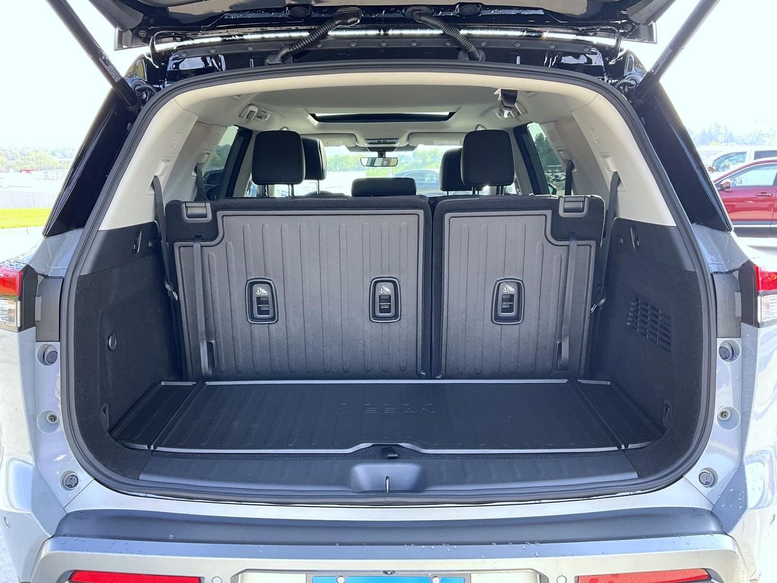 New 2026 Boulder Gray Pearl / Super Black Two-tone Nissan Platinum image 9