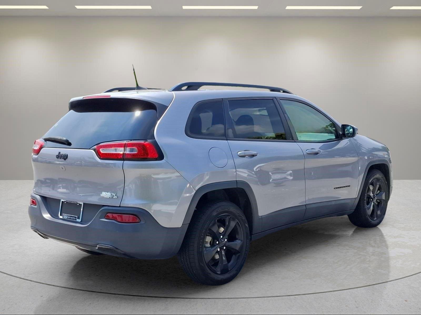 Used 2018 Billet Silver Metallic Clearcoat Jeep Latitude image 5
